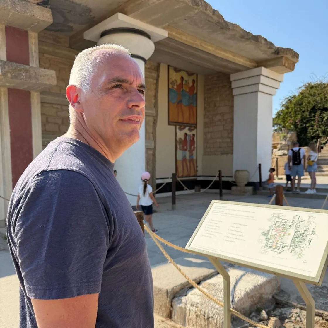 Massimo in visita a un sito archeologico